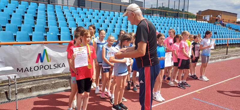 Kolejne sportowe sukcesy na koncie uczniów ze Szkoły Podstawowej w Sękowej na szczeblu rejonowym!